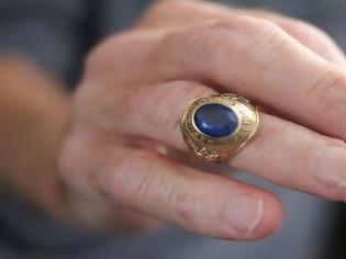 Φωτογραφία για Το ταξίδι του δαχτυλιδιού: Βρέθηκε στη Νάξο, 42 χρόνια μετά