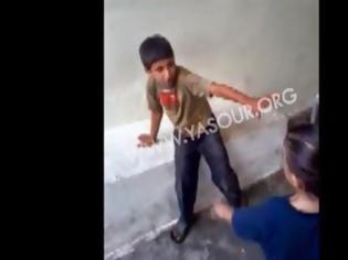 Φωτογραφία για Σάλος με το βίντεο του ξυλοδαρμού προσφυγόπουλου από τη Συρία [video]