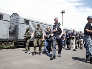 Φωτογραφία για Αδιανόητο! Οι Ουκρανοί καταγγέλλουν τους αντάρτες πως σταμάτησαν το τρένο – ψυγείο που μεταφέρει 200 πτώματα από το μοιραίο Boeing