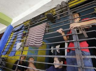 Φωτογραφία για Συγκλονιστικές μαρτυρίες από το κολαστήριο όπου ζούσαν 458 ανήλικοι – Ελεύθερη η διευθύντρια