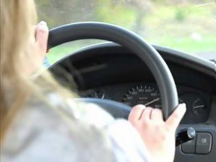 Φωτογραφία για Γίνεται μια γυναίκα οδηγός να κρατάει ένα τιμόνι και να κάνει ζημιά 1,1 εκατομμυρίων δολαρίων; Εύκολα... [video]