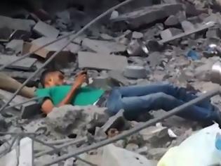 Φωτογραφία για Βίντεο ΣΟΚ: Ελεύθερος σκοπευτής σκοτώνει Παλαιστίνιο που έψαχνε την οικογένειά του