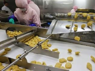 Φωτογραφία για Διατροφικό σκάνδαλο στη Κίνα «αγγίζει» McDonald's, Starbucks, KFC και Burger King [video]