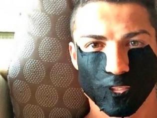 Φωτογραφία για Ποιος super star έβαλε στο πρόσωπό του αυτή τη φριχτή μάσκα ομορφιάς;