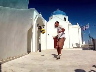 Φωτογραφία για Το βίντεο του καλοκαιριού: Ο γύρος του κόσμου κάνοντας γκελ με μια μπάλα... [video+photos]