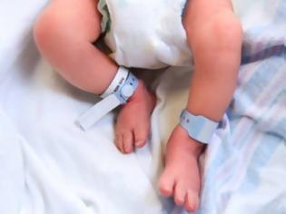 Φωτογραφία για Πάτρα: Στο Καραμανδάνειο μωρό 3 μηνών που έπεσε από...μηχανάκι! - Το κρατούσε αγκαλιά η μητέρα του