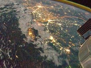 Φωτογραφία για Νύχτα πάνω από την Γη: Απίστευτες φωτογραφίες φωτεινών πόλεων τραβηγμένες από το Διάστημα που κρύβουν κινδύνους [photos]
