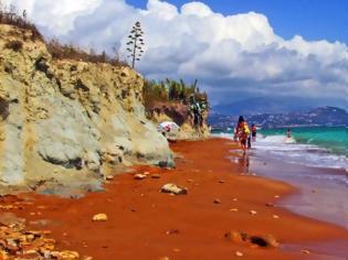 Φωτογραφία για Παραλία Ξι: Η άγνωστη πλαζ της Κεφαλονιάς με την κατακόκκινη άμμο και το περίεργο όνομα
