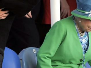 Φωτογραφία για Το βλέμμα οργής της βασίλισσας Ελισάβετ - Γιατί στραβοκοίταζε επίμονα γυναίκα που καθόταν μπροστά της