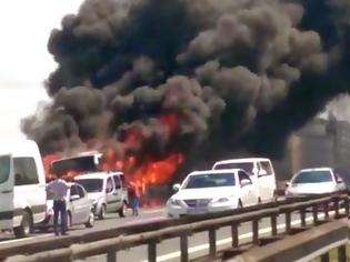 Φωτογραφία για Τέσσερις νεκροί από φωτιά σε λεωφορείο [video]