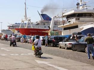 Φωτογραφία για Φλεγόμενη λέμβος στο λιμάνι της Καβάλας
