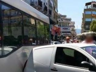 Φωτογραφία για Παρκαρισμένο αυτοκίνητο στη Λαμία λύθηκε και κατέληξε πάνω στο αστικό λεωφορείο