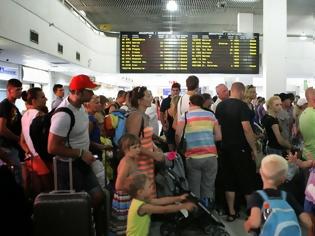 Φωτογραφία για Χιλιάδες τουρίστες καταφθάνουν στην Κρήτη, κάνοντας το αεροδρόμιο να χτυπάει κόκκινο!