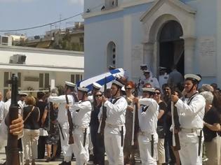 Φωτογραφία για Με τιμές ήρωα κηδεύτηκε ο ναύαρχος Παπασηφάκης