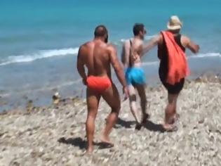 Φωτογραφία για Όταν ο Greek Lover συναντάει έναν... γορίλα στην παραλία δείτε πως αντιδράει...! [video]