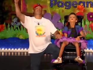 Φωτογραφία για Βίντεο που λίγοι αντέχουν να δουν: Πατέρας χορεύει με τη κόρη του όταν τη σηκώνει από αναπηρικό καροτσάκι [video]