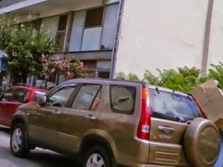 Φωτογραφία για Νέα μόδα στα Τρίκαλα: Παρκάρουν τα αυτοκίνητα δίπλα απο τους κάδους των απορριμάτων [photos]