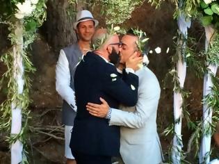Φωτογραφία για Κύπριος σκηνοθέτης παντρεύτηκε τον αγαπημένο του στη Σκόπελο [photos]