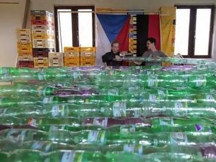 Φωτογραφία για ΑΠΙΣΤΕΥΤΟ: Σκάφος από 50.000 πλαστικά μπουκαλάκια! [photo]