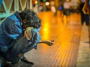 Φωτογραφία για Αξίζει να το δείτε: Συγκινητικό βίντεο με τις αντιδράσεις του κόσμου απέναντι σε έναν άστεγο... [video]