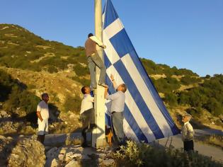 Φωτογραφία για ΦΩΤΟ-Ελληνική σημαία 19 τ.μ. κυματίζει κοντά στα ελληνοαλβανικά σύνορα