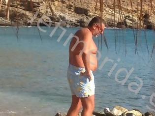 Φωτογραφία για Πως πάχυνε ο Γιώργος Λιάγκας - Οι βουτιές του παρουσιαστή στην παραλία Καλύβια της Τήνου
