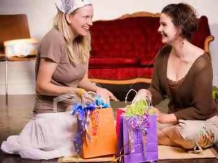 Φωτογραφία για Ξέρετε γιατί οι γυναίκες ξετρελαίνονται για δώρα;