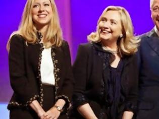 Φωτογραφία για Νέο σκάνδαλο για την οικογένεια Κλίντον: Τίνος είναι βρε γυναίκα το παιδί;