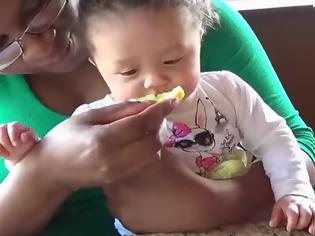 Φωτογραφία για Δείτε μωράκια να δοκιμάζουν για πρώτη φορά λεμόνι και θα κλάψετε από τα γέλια... [video]