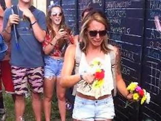 Φωτογραφία για ΣΥΓΚΛΟΝΙΣΤΙΚΟ: Δεν είχε ιδέα γιατί όλοι της έδιναν λουλούδια. Μέχρι που είδε αυτό... [photos-video]