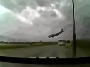 Φωτογραφία για ΜΟΝΑΔΙΚΟ ΝΤΟΚΟΥΜΕΝΤΟ: Για πρώτη φορά η στιγμή της συντριβής του μοιραίου αεροπλάνου... [video]