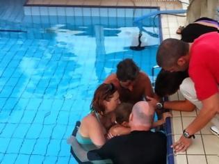 Φωτογραφία για Κοριτσάκι σφήνωσε σε σιφόνι πισίνας στη Σαντορίνη - Έμεινε εκεί περίπου 2,5 ώρες
