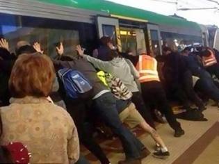 Φωτογραφία για Απίστευτο βίντεο: Έσπρωξαν το τρένο για να σώσουν εγκλωβισμένο άντρα... [video]