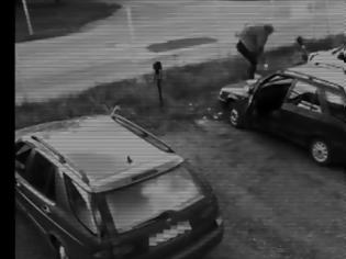 Φωτογραφία για Ξεκαρδιστικό βίντεο: Οδηγός τρελαίνεται και διαλύει το αμάξι του επειδή δεν παίρνει μπρος... [video]