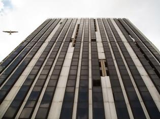 Φωτογραφία για Αποκλειστικό: Μπήκαμε στον ουρανοξύστη-φάντασμα του Πειραιά