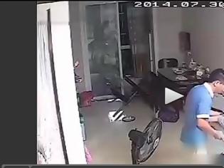 Φωτογραφία για ΒΙΝΤΕΟ ΣΟΚ: Άνδρας χτυπάει τη γυναίκα του μπροστά στα παιδιά του... [video]