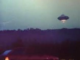 Φωτογραφία για UFO συνοδεύει αεροπλάνο πάνω από τον Πόρο
