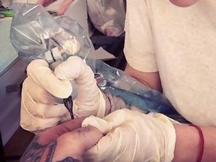 Φωτογραφία για Γνωστή τραγουδίστρια δοκιμάζει το ταλέντο της στα tattoo  [φωτο]