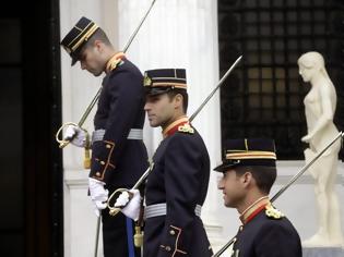 Φωτογραφία για Κείμενο-κόλαφος: Ψέμματα πολλά αλήθεια μία: 70% μείον συντάξεις και μερίσματα σε 4 χρόνια!