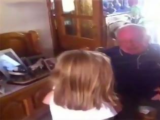 Φωτογραφία για Το πιο συγκινητικό βίντεο: Παππούς ξεσπά σε κλάματα όταν… [video]