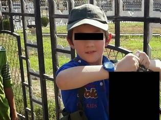 Φωτογραφία για ΑΠΑΡΑΔΕΚΤΟ: Επτάχρονος Αυστραλός ποζάρει κρατώντας ένα κομμένο κεφάλι!