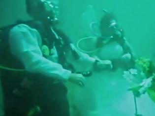 Φωτογραφία για Δείτε σκηνές από έναν... υποβρύχιο γάμο στη Φλόριντα! [video]