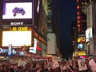 Φωτογραφία για #ΜikeBrown:Διαδήλωση στην Times Square της Νέας Υόρκης για την εκτέλεση 18χρονου αφροαμερικανού από αστυνομικό