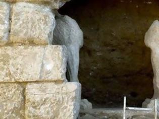 Φωτογραφία για Γιατί οι αρχαιολόγοι φοβούνται πως ο τάφος στην Αμφίπολη είναι συλημένος - Τι μαρτυρούν οι ακέφαλες σφίγγες με τα σπασμένα φτερά