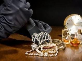 Φωτογραφία για Κάτω Αχαΐα: Πέταξαν κοσμήματα αξίας χιλιάδων ευρώ