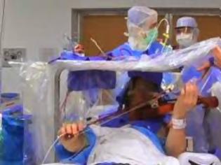 Φωτογραφία για Μουσικός καθοδηγούσε τους χειρουργούς παίζοντας βιολί την ώρα του χειρουργείου!