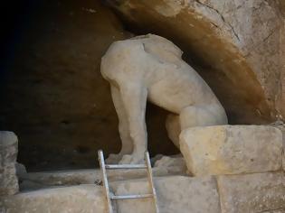 Φωτογραφία για Δύο τοίχοι χωρίζουν τους αρχαιολόγους από το μνημείο