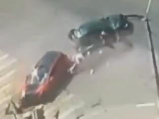 Φωτογραφία για ΑΠΙΣΤΕΥΤΗ ΣΥΓΚΡΟΥΣΗ: Δίδυμα γλίτωσαν από θαύμα μετά από τροχαίο... [video]