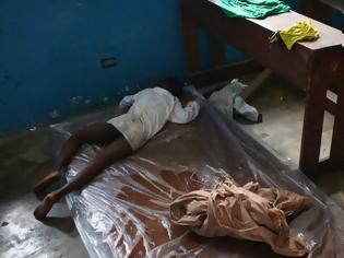 Φωτογραφία για Συνεχίζει να σκοτώνει ο ιός Έμπολα: Στους 1.145 οι νεκροί... Συγκλονιστικές φωτογραφίες από ασθενείς! [photos]