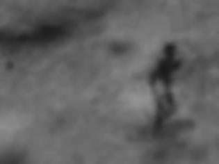 Φωτογραφία για Εξωγήινος στη Σελήνη ή οφθαλμαπάτη - Η «σκιά» που περπατάει στο φεγγάρι και τρέλανε το διαδίκτυο